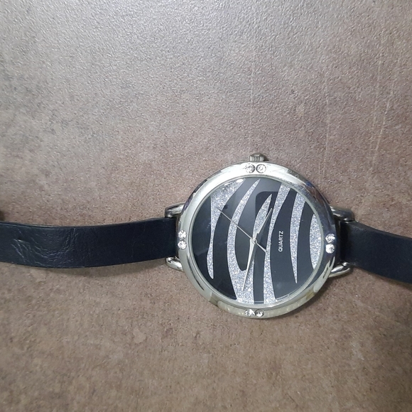 Watch with leather lace , black and sparkle silver, 8 gems instead of numbers - Picture 2 of 9